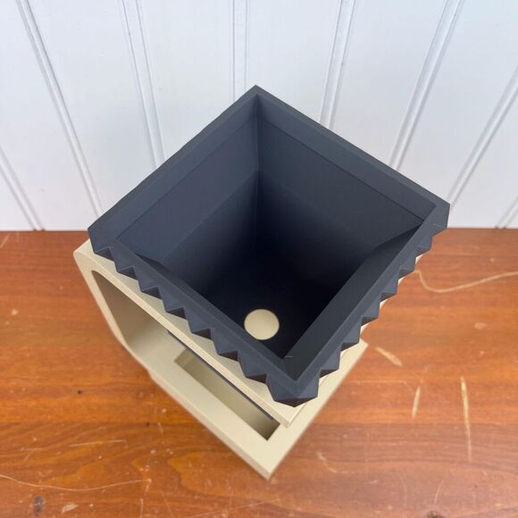 The Daka Planter, Drainage Hole and Stand, Indoor Flower Pot, Succulent Pot - Picture 4 of 10